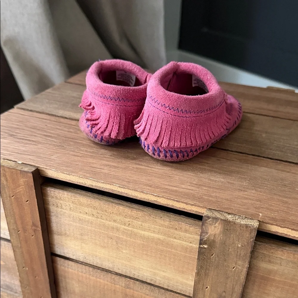 Minnetonka Hot Pink Riley Bootie Kids Suede Moccasins Size 4 baby